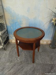 Antiques: Bonita mesa auxiliar redonda de madera de roble, con superficie de tejido verde y cristal